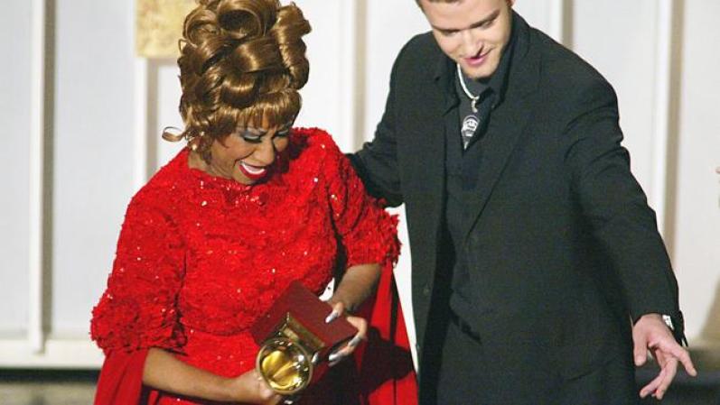 Un cambio musical la hizo ingresar a la salsa. En 1973, se alió con el pianista y artista exclusivo del sello disquero FANIA, Larry Harlow y encabezó un concierto de música afrocubana en el Carnegie Hall de Nueva York. Allí Celia Cruz interpretó Gracia Divina, su primera canción de salsa y la puerta a este nuevo ritmo. En la foto: Celia Cruz recibe en septiembre del 2002, durante la recepción de último Grammy con vida.