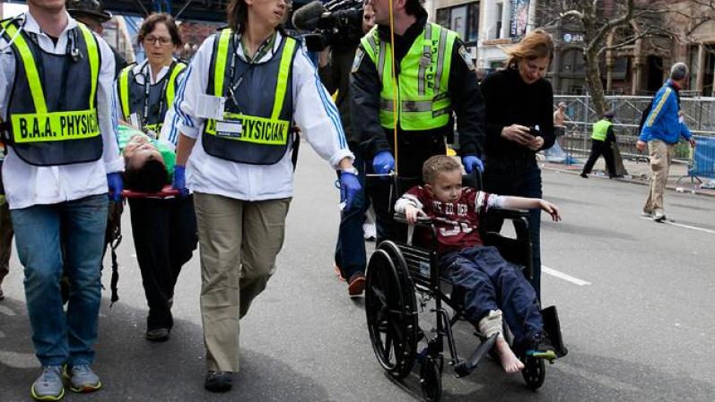 ABRIL 15, BOSTON - Dos explosiones sacudieron este lunes la línea de meta del maratón de Boston, causando la muerte a un número no determinado de personas e innumerables heridos.