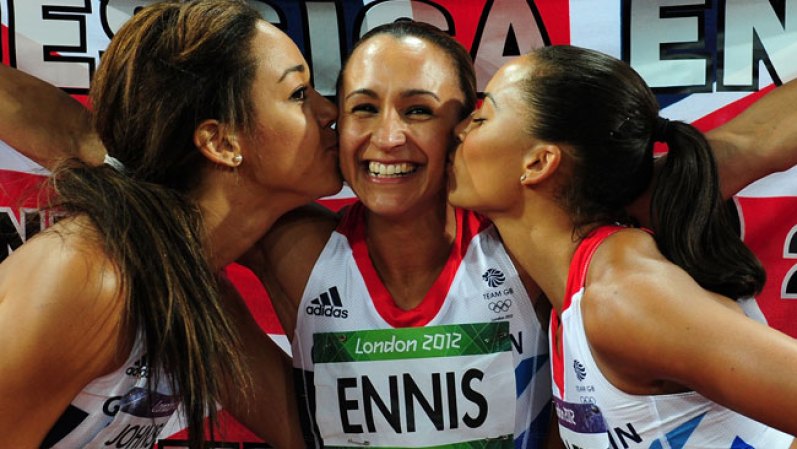 Hasta que llegan sus compañeras de equipo y pasa del llanto a una gran sonrisa. No es para menos, ganó oro en el heptatlón, una de las pruebas más duras del atletismo mundial. Deben vencer en siete pruebas distintas.