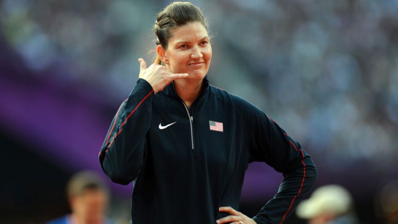 Stephanie Brown Trafton, de Estados Unidos, gesticula durante la competencia de lanzamiento, del equipo femenino de atletismo. ¿Llamaría por teléfono?¿A quién?