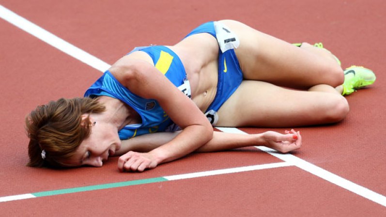 Valentyna Horpynych Zhudina, de Ucrania, exhausta luego de competir en los 3,000 metros planos en atletismo. Valentyna fue una de las 10,000 mujeres que participaron en estos juegos. Fue vista por 80,000 espectadores el dia que corrió.