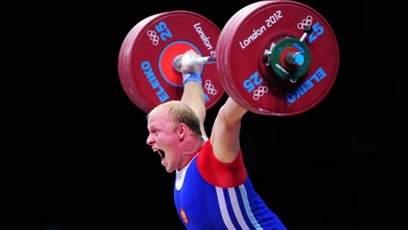 Andrey Demanov de Russia compite en el levantamiento de pesas, 94 kilogramos. ¡Su rostro lo dice todo!