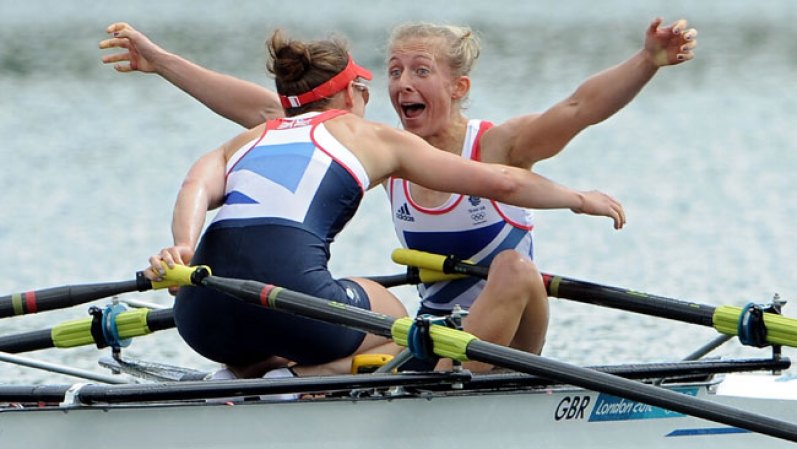 Katherine Copeland y Sophie Hosking de Gran Bretaña celebran la medalla de oro en remos cortos, dobles, peso ligero.