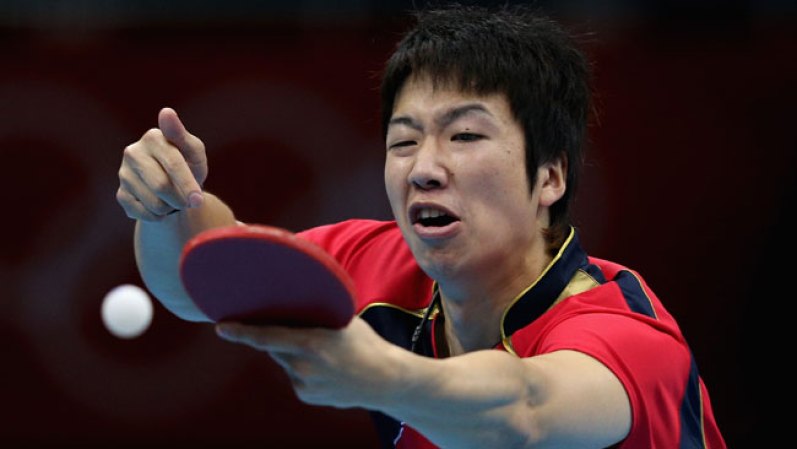 Jun Mizutani, de Japón en el partido contra Canadá. Su especialidad, tenis de mesa o mejor conocido como "ping pong".