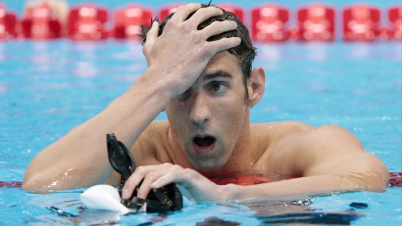 Michael Phelps, "el tiburón de Baltimore", lamentándose cuando se le escapó de las manos la de oro, en la competencia de los 200 metros mariposa. Es difícil ver a un campeón y al más laureado de la historia de los Juegos Olímpicos, en esta situación.