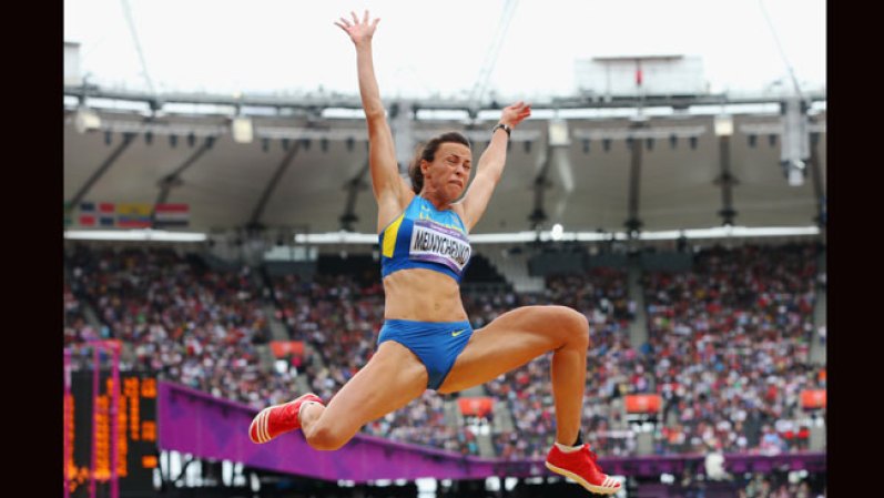 Hanna Melnychenko, de Ucrania, participa en atletismo. No te pierdas la mueca al hacer el salto en largo, durante el heptatlón.