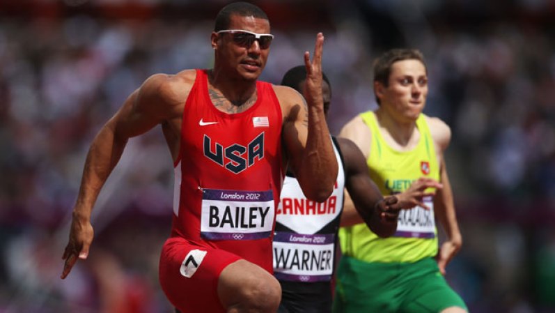 Otra toma de Ryan Bailey en plena competencia.