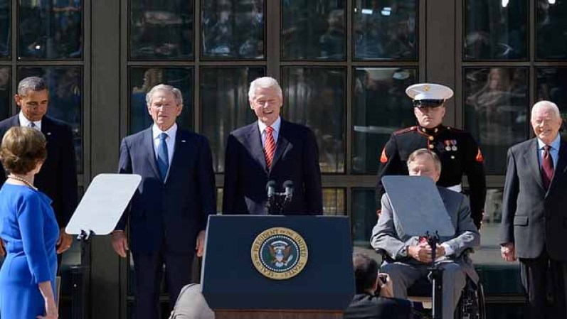 Por otra parte, el ex presidente Bill Clinton dijo que la biblioteca de Bush era hermosa y que el trabajo de todo el instituto era realmente inspirador.