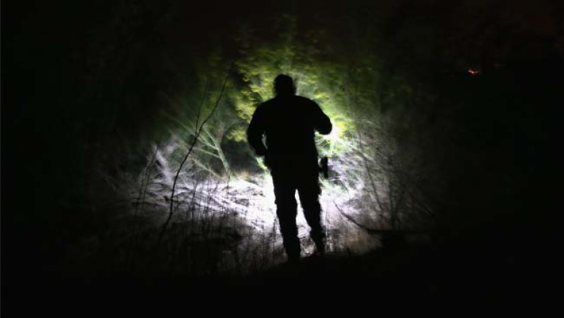 El muro incluye tres bardas de contención, iluminación de muy alta intensidad, detectores de movimiento, sensores electrónicas y equipos con visión nocturna conectados a la policía fronteriza estadounidense, así como vigilancia permanente con camionetas todo-terreno y helicópteros.