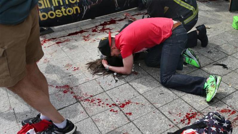 ABRIL 15, BOSTON - Dos explosiones sacudieron este lunes la línea de meta del maratón de Boston, causando la muerte a un número no determinado de personas e innumerables heridos.
