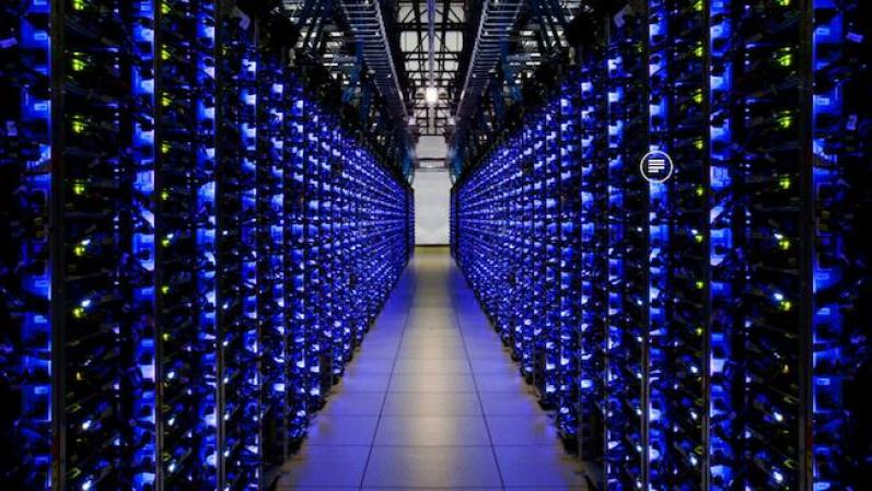 El inusual gesto de la empresa, primera del sector en ofrecer un detallado "tour" virtual por sus "tripas" tecnológicas, responde a un "paso más" de Google hacia la transparencia de sus centros de datos, según explicó un portavoz de la empresa a la agencia de noticias EFE.