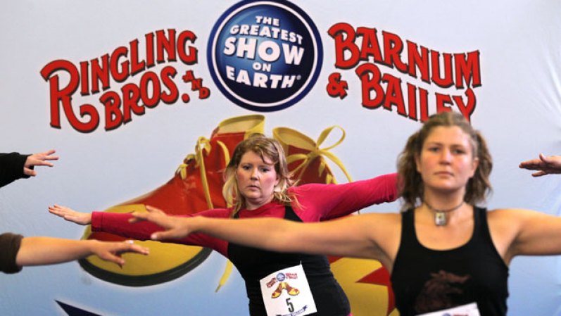 Ringling Brothers and Barnum & Bailey Circus presenta en Miami su famoso espectáculo en el cual se incluye por primera vez un grupo de acróbatas cubanos.