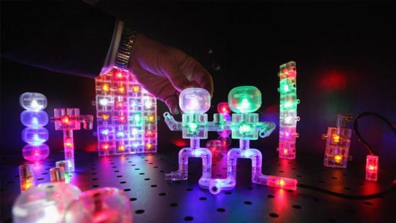 Desde la década de los 60’s muchos juguetes han aprovechado el atractivo luminoso de las luces coloridas