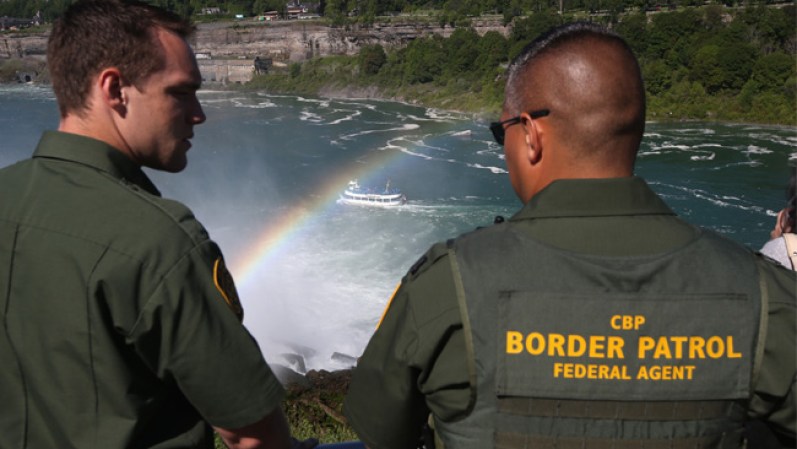 Las cataratas, atraen a turistas de todo el mundo y caen exactamente en la frontera de Estados Unidos y Canadá.