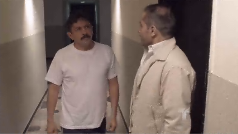 Se topa con Pineda, quien estaba justo frente a la habitación del Coronel.