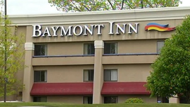 Se detuvieron a descansar en un hotel “Baymont Inn”, donde la policía dio con ellos.