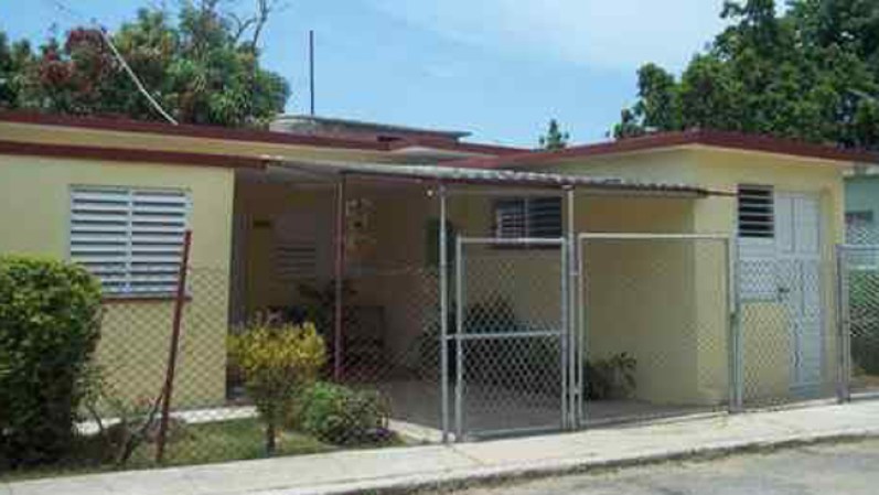 Vendo muy buena Casa con Placa Libre, en Playa, Reparto Residencial Sta Fé. 205-8732 , 053539952. Tres Cuartos, dos Baños(uno recién construido y el otro en muy buen estado), una cocina recién hecha más otra cocina comedor muy amplia.