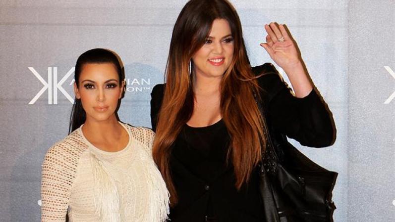 Kim Kardashian y su hermana Khloe Kardashian Odom saludan al público presente.