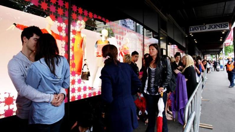 La gente hace cola para entrar a ver las carteras de Kim.