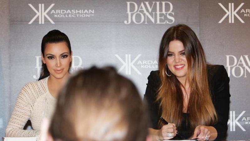 Kim y Khloe Kardashian hablan con la prensa y los fans.