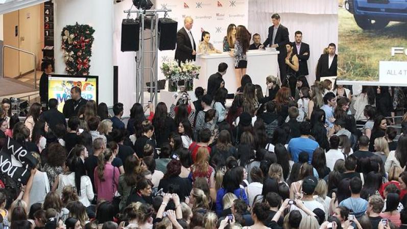 Una vista general de la gente que asistió a la presentación de Kim Kardashian.