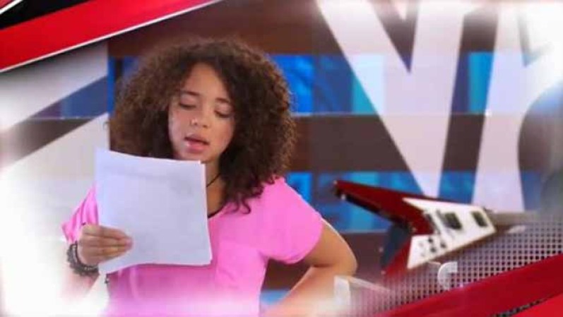 Paola Guanche ensayando la canción "No me queda más", que popularizó Selena.