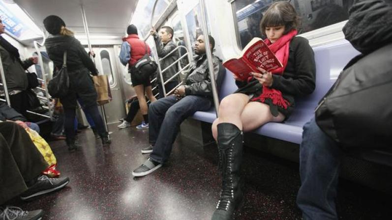 En la primera edición del No Pants Day en 2002, participaron apenas siete personas, todos hombres. Cuando les llamaban la atención por no llevar pantalones, decían que se les había olvidado.