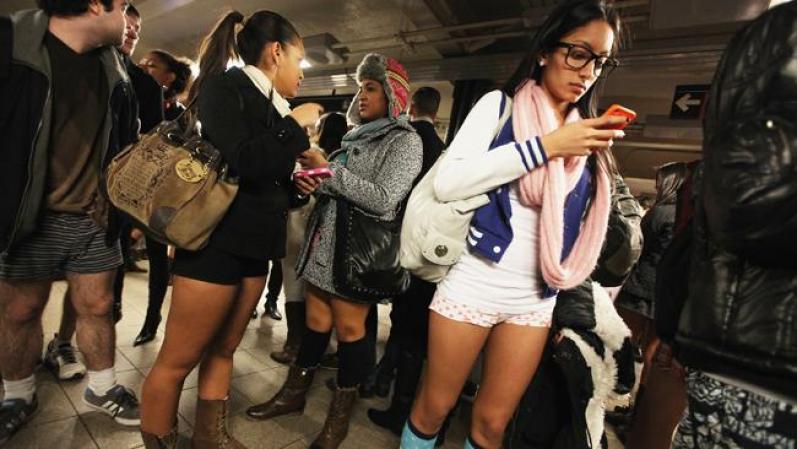 Se cubrieron con abrigos, bufandas y guantes y se paseaban por la estación del tren frente a los demás como si no se conocieran y como si nada extraño estuviera pasando.