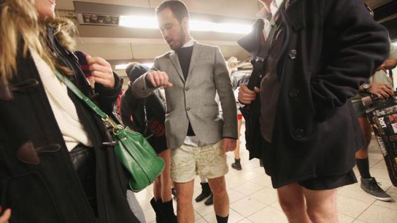 Chicos y chicas se pasearon sin pantalones por la estación como si nada en pleno invierno. Se trataba del día de no llevar pantalones (No Pants Day).