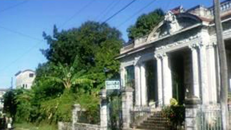 Casa: 7 cuartos, 5 baños.<br />Precio: 700,000.<br />Dirección: en 10 de Octubre, Ciudad Habana.