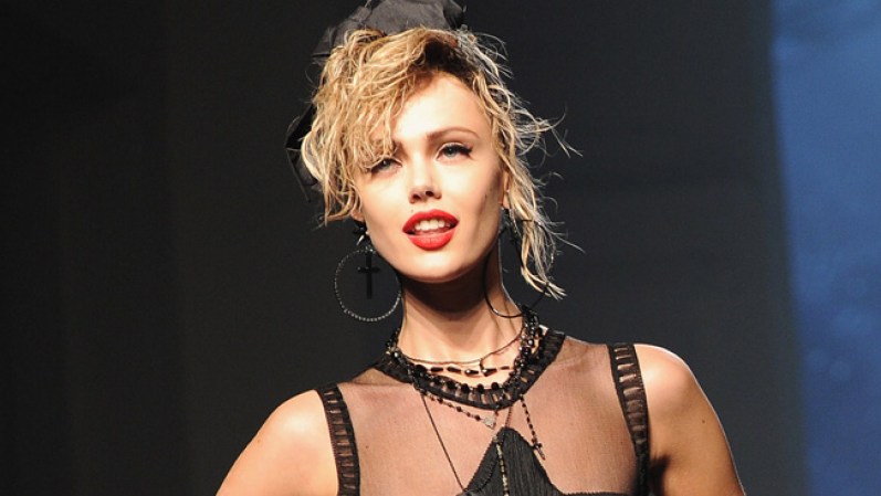29 DE SEPTIEMBRE, 2012.- Jean Paul Gaultier presentó su colección en la semana de la moda de París, inspirado en los íconos de los 80.