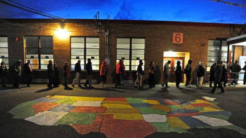 La ciudad de Alexandria, en Virginia, ha abierto las puertas de sus escuelas para recibir a los residentes que eligen dar su voto en la carrera presidencial.