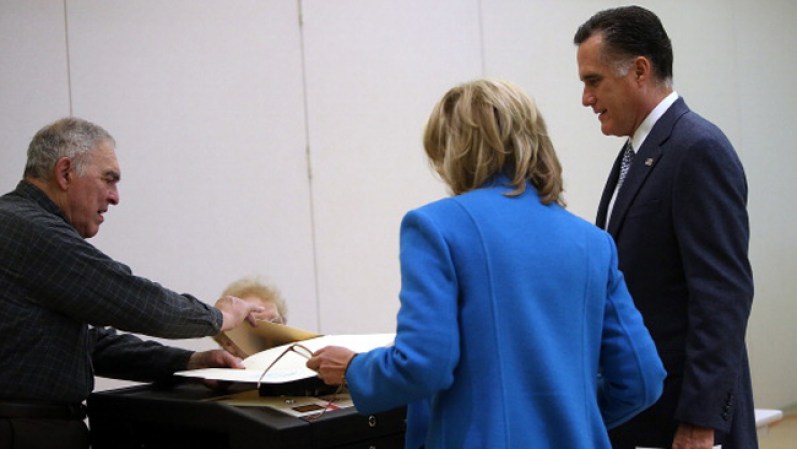 El candidato republicano Mitt Romney se ha acercado a votar junto a su mujer Ann en Belmont, Massachusetts, en un estado tradicionalmente demócrata pero que en esta contienda cualquier resultado es posible.