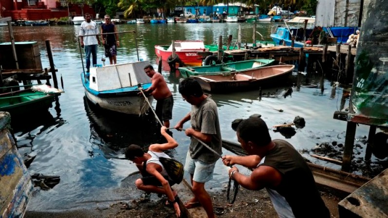 Los pescadores en Cuba trabajan arduamente con rudimentario equipo.