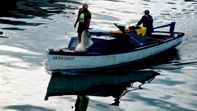 Pescadores cubanos hacen negocio con la pesca.