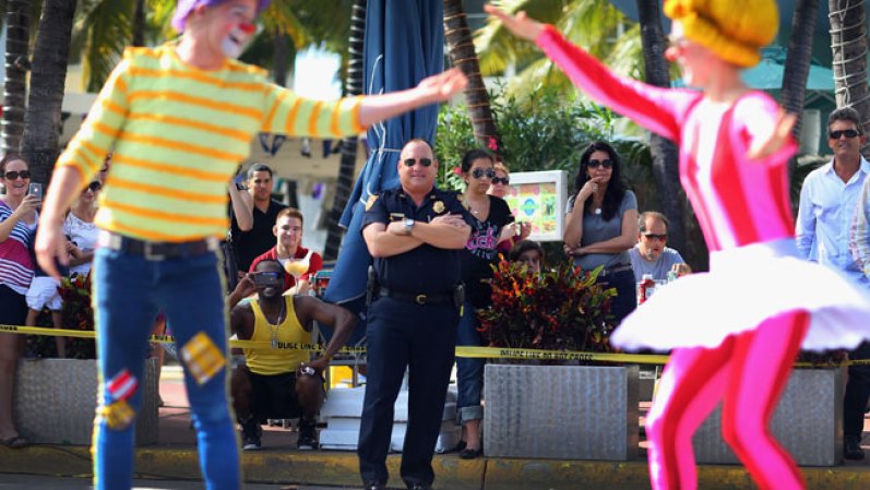 Ringling Brothers and Barnum & Bailey Circus presenta en Miami su famoso espectáculo en el cual se incluye por primera vez un grupo de acróbatas cubanos.