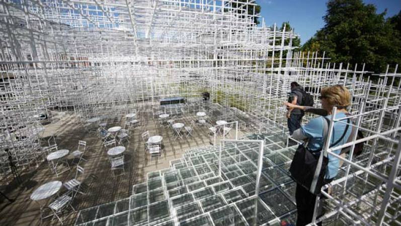 El arquitecto Sou Fujimoto creó en Londres esta espectacular estructura con barras blancas de acero.