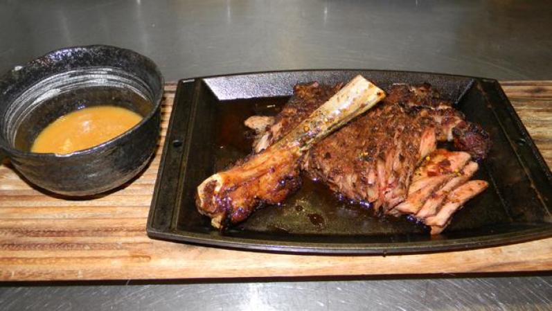 Presenta la carne cortada en el plato, decora con el hueso y los trozos de borde graso que reservaste. Acompaña con la salsa de tu preferencia.