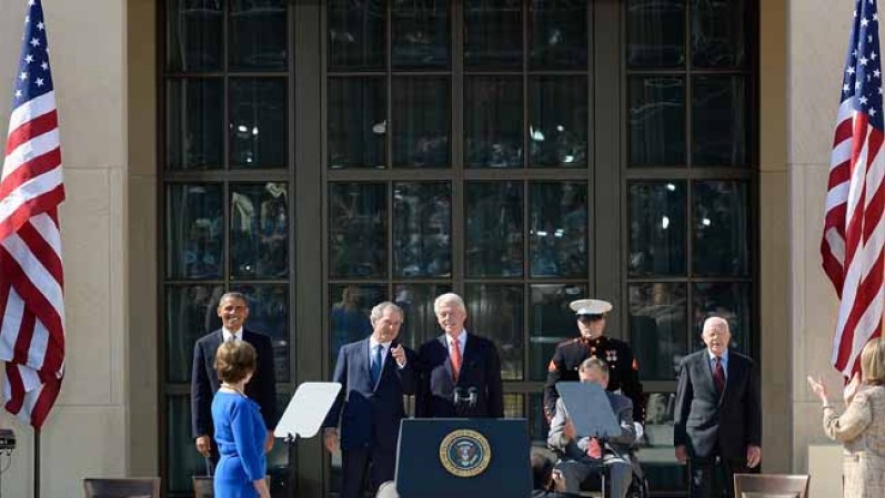 Clinton también se dio tiempo para bromear sobre el nuevo pasatiempo de Bush: la pintura.