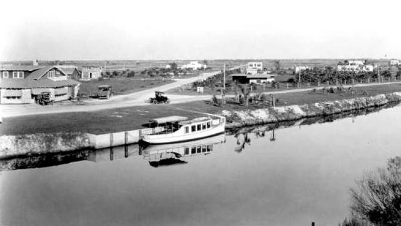 County Road, ahora Okeechobee Road, corre paralelo al Canal de Miami. La calle en el otro lado es la 1st Street. De acuerdo a los archivos, el edificio en la izquierda, en la intersección es la oficina de bienes raíces que desarrolló Hialeah.