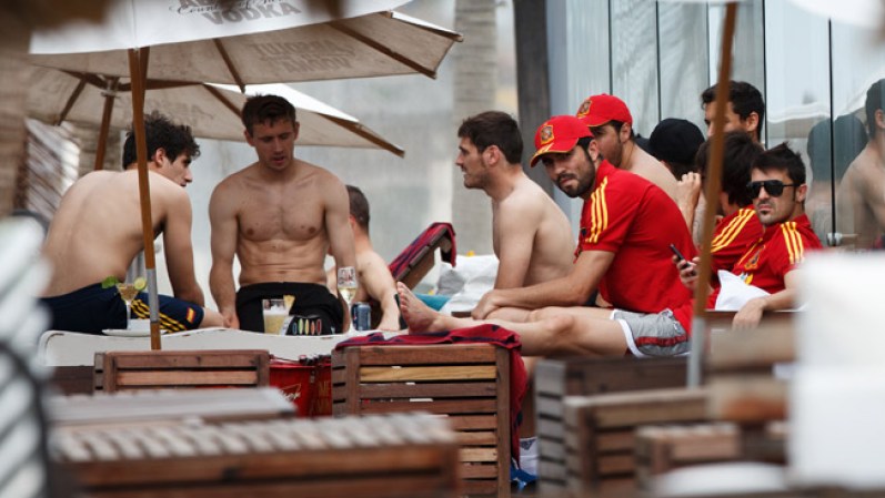 La selección de española de fútbol tuvo tiempo para olvidarse del estrés de la Copa Confederaciones, y las playas brasileñas lograron el objetivo. Aquí Javi Martínez, Ignacio Monrea, Iker Casillas, Raúl Albiol, Santiago Cazorla, Jesús Navas y David Villa.