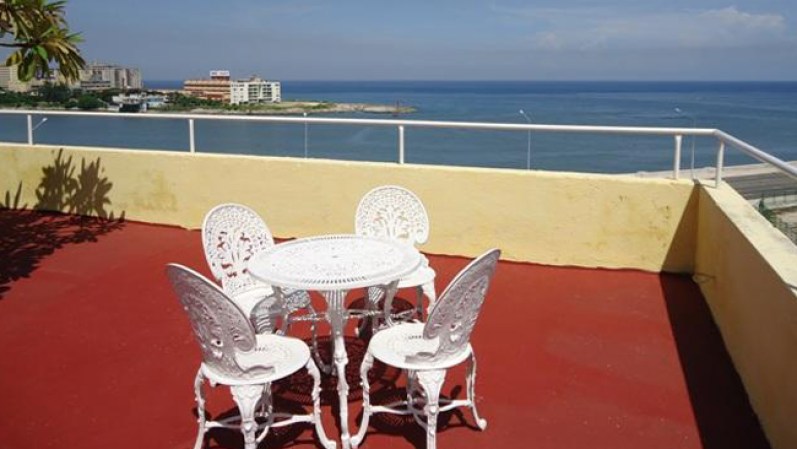 Vendo Pent-house Dúplex Original, que actualmente son dos propiedades cada una con sus papeles en regla, que ocupa el 7to piso completo de un edificio capitalista de los años 50, con gas de la calle, elevador y garaje colectivo. Ubicado a la salida del túnel de quinta avenida, frente al malecón, la Chorrera y el Restaurante 1830 .Contactar desde un fijo a: Odette (535) 266 6595. $700,000