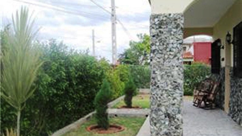 Casa: 5 cuartos, 2 baños.<br />Precio: negociable.<br />Dirección: en Playa Santa Fe, Playa, Ciudad Habana.