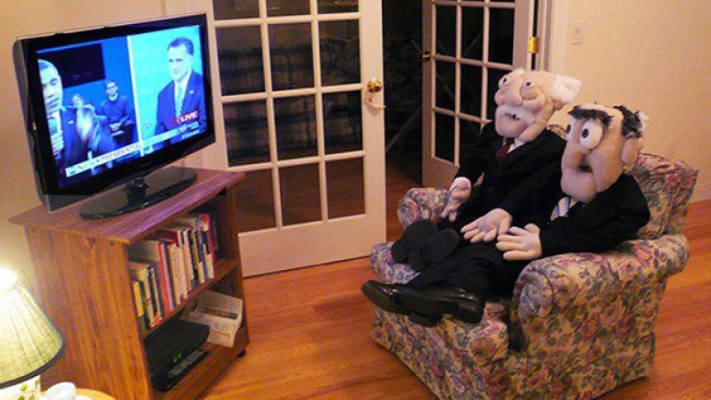 Parodias como ésta en la que los dos viejitos cascarrabias de los Muppets ven juntos el debate, han dado la vuelta al mundo.