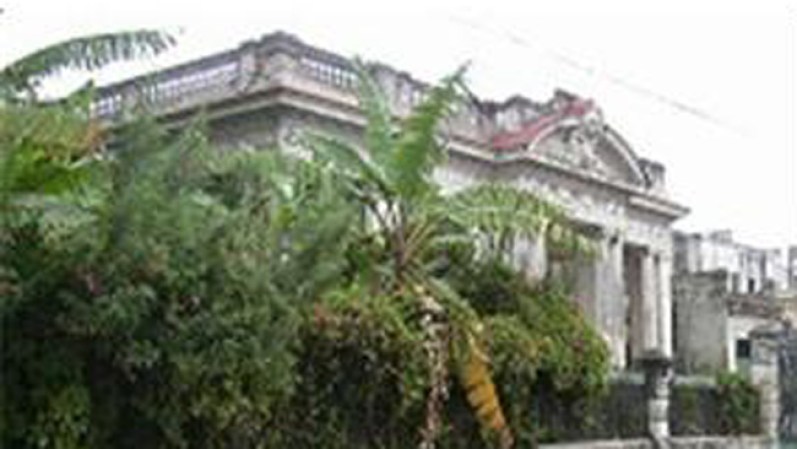 Luego de la apertura inmobiliario en Cuba, existen varias páginas webs dónde usted podrá encontrar diversas opciones para comprar vivienda. En esta galería de fotos les mostramos varias de ellas, concretamente de La Habana y publicadas en www.cubisima.com<br /><br />Casa: 7 cuartos, 5 baños.<br />Precio: $ 700,000. <br />Dirección: Santos Suárez, 10 de Octubre, Ciudad Habana.
