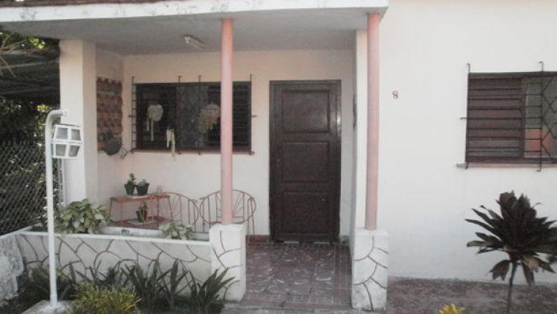 Vendo casa grande con jardin, portal, sala-comedor, cocina, 2 cuartos, baño intercalado, patio de servicio con lavaderos, cuarto de desahogo con cisterna y motor, carpoch para parqueo de 2 carros, patio de tierra de 15 metros por 10 con arboles frutales, ademas tu placa libre,18000 cuc. Contactar a nury 6921241 en horario de 6.00 pm a 11.00 pm todos los dias y los fines de semana todo el día. También puede escribirme al correo: yadira@eiesa.cu