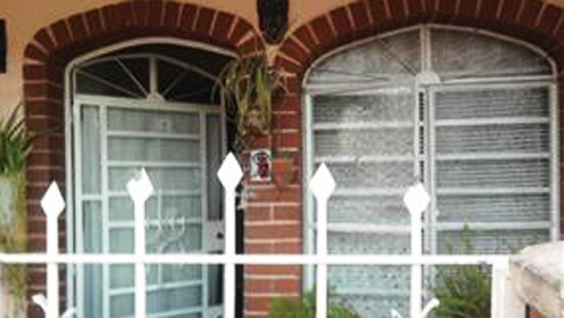 Casa: 2 cuartos, 1 baño.<br />Precio: $ 14,000.<br />Dirección: en Boyeros, Ciudad Habana.
