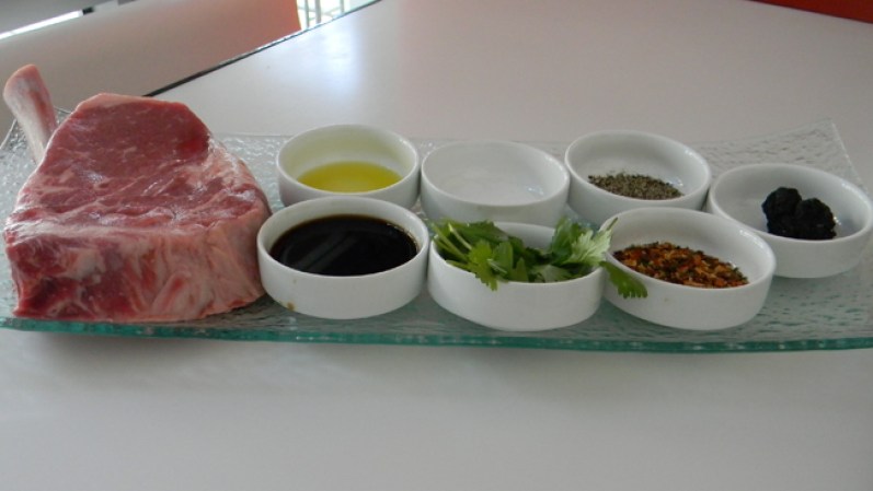 Necesitarás: 24 onzas de prime angus beef, sal y pimienta, soya dulce y salada, chips de ajo, trufa negra, aceite de trufa. “Nosotros usamos esta carne porque es de máxima calidad”, aclara, “pero de la manera que lo vamos a preparar puedes utilizar el corte que prefieras”.