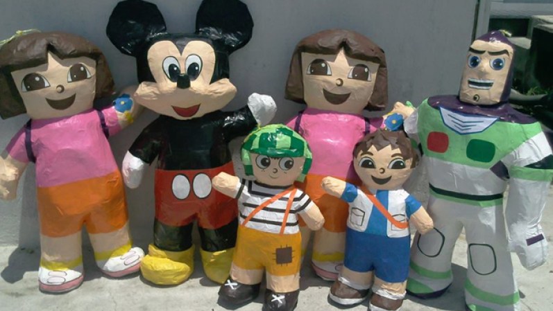 Lo que no puede faltar en una piñata… ¡Las piñatas!.