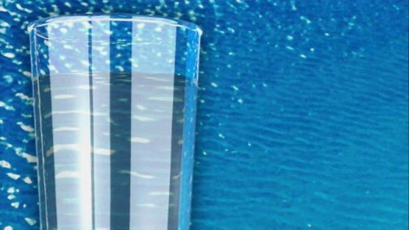 La deshidratación desacelera el metabolismo y se puede confundir con hambre, así que tómese un buen vaso de agua y quizá hasta burle el apetito.